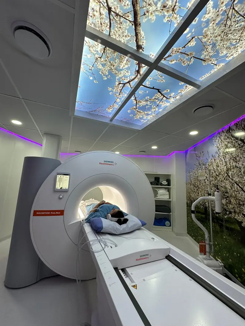 Sala de ressonância magnética da Clinoson com teto iluminado de cerejeiras